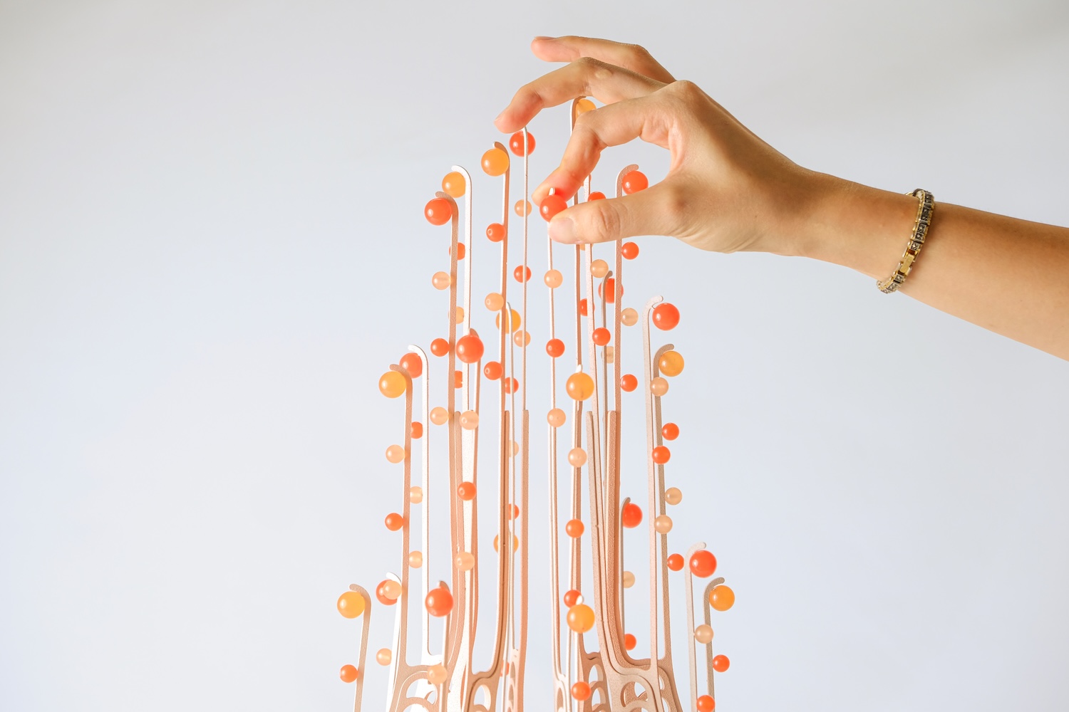 Elle brode l'acier comme un bijou : le corail imaginaire de Poh Sin Studio à Kuala Lumpur