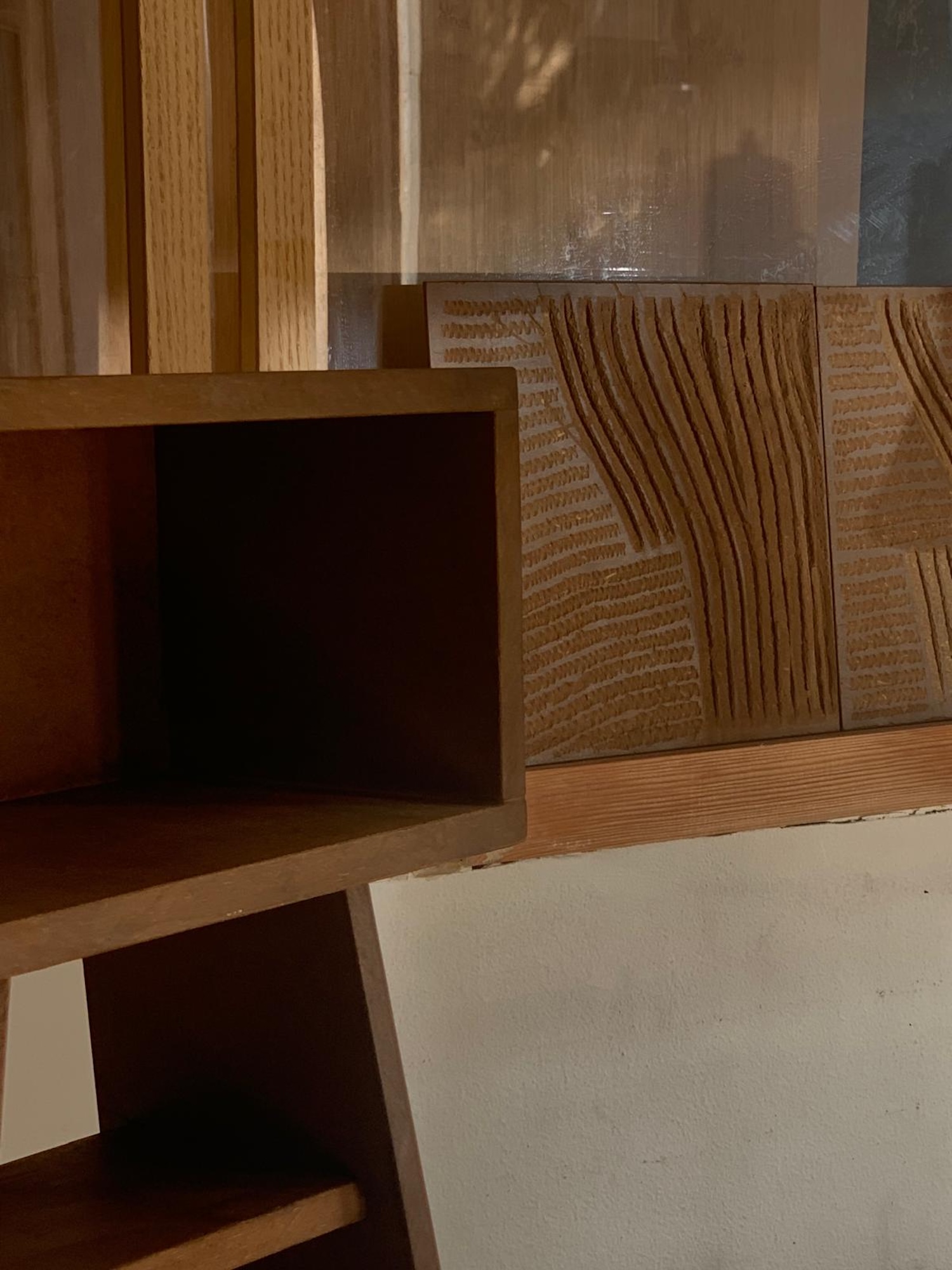 Juliette Rougier donne forme à la canne de Provence : un meuble en panneaux Reed Material chez FRGMNT