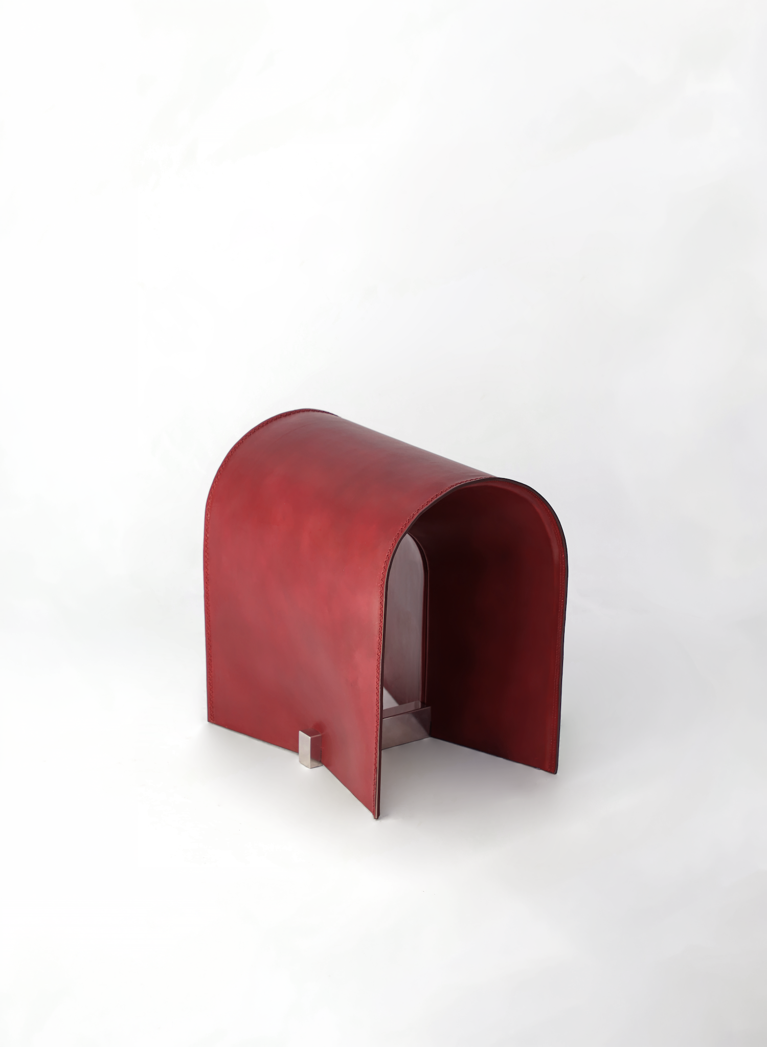 Mue de Gabrielle Monnin : le tabouret où le cuir devient structure