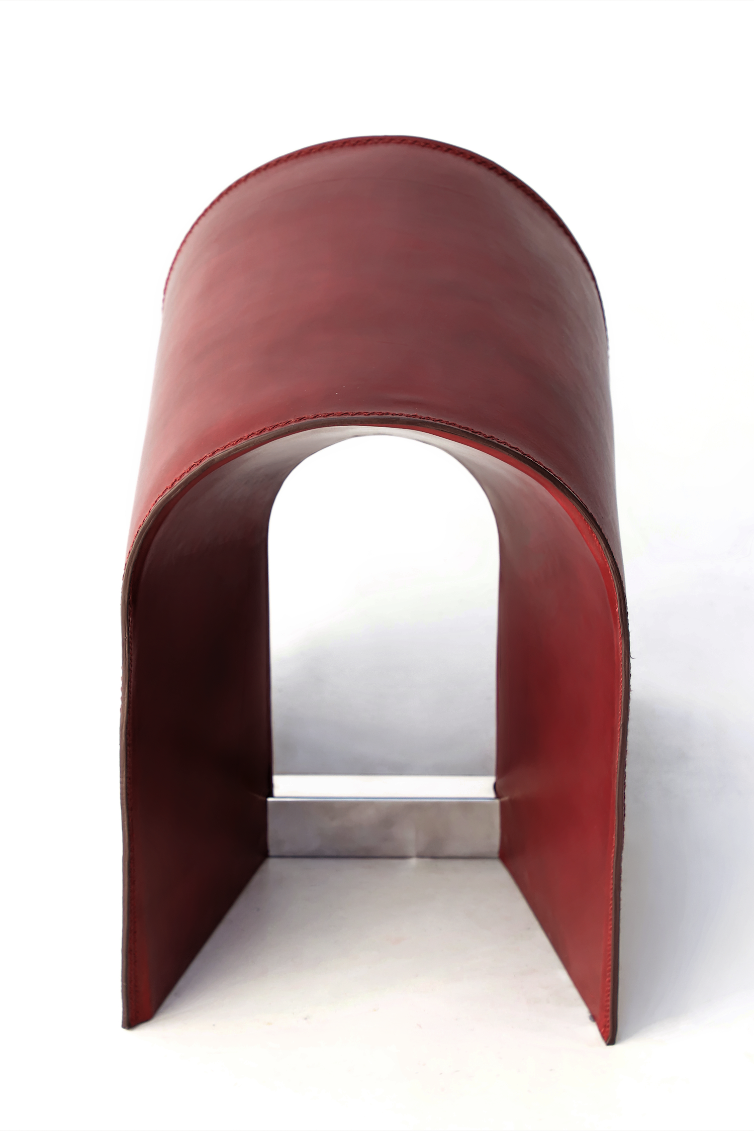 Mue de Gabrielle Monnin : le tabouret où le cuir devient structure