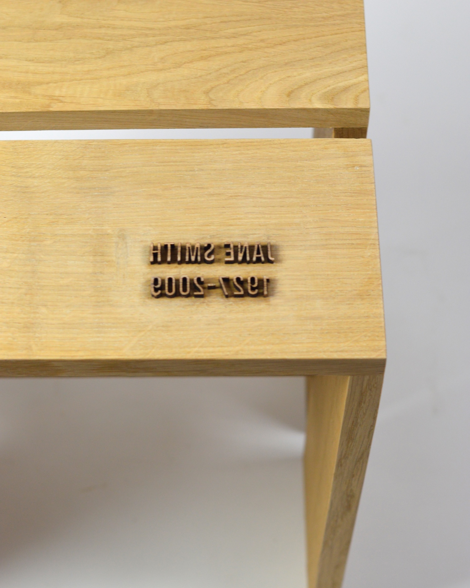 Eve Wolfs et Raphaëlle Bosmans : un tabouret en chêne pour faire son deuil à la maison