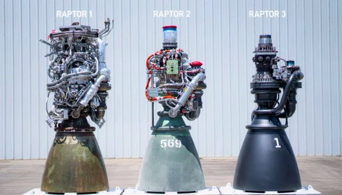 Moteurs-fusées SpaceX Raptor 1, Raptor 2 et Raptor 3 exposés côte à côte en extérieur