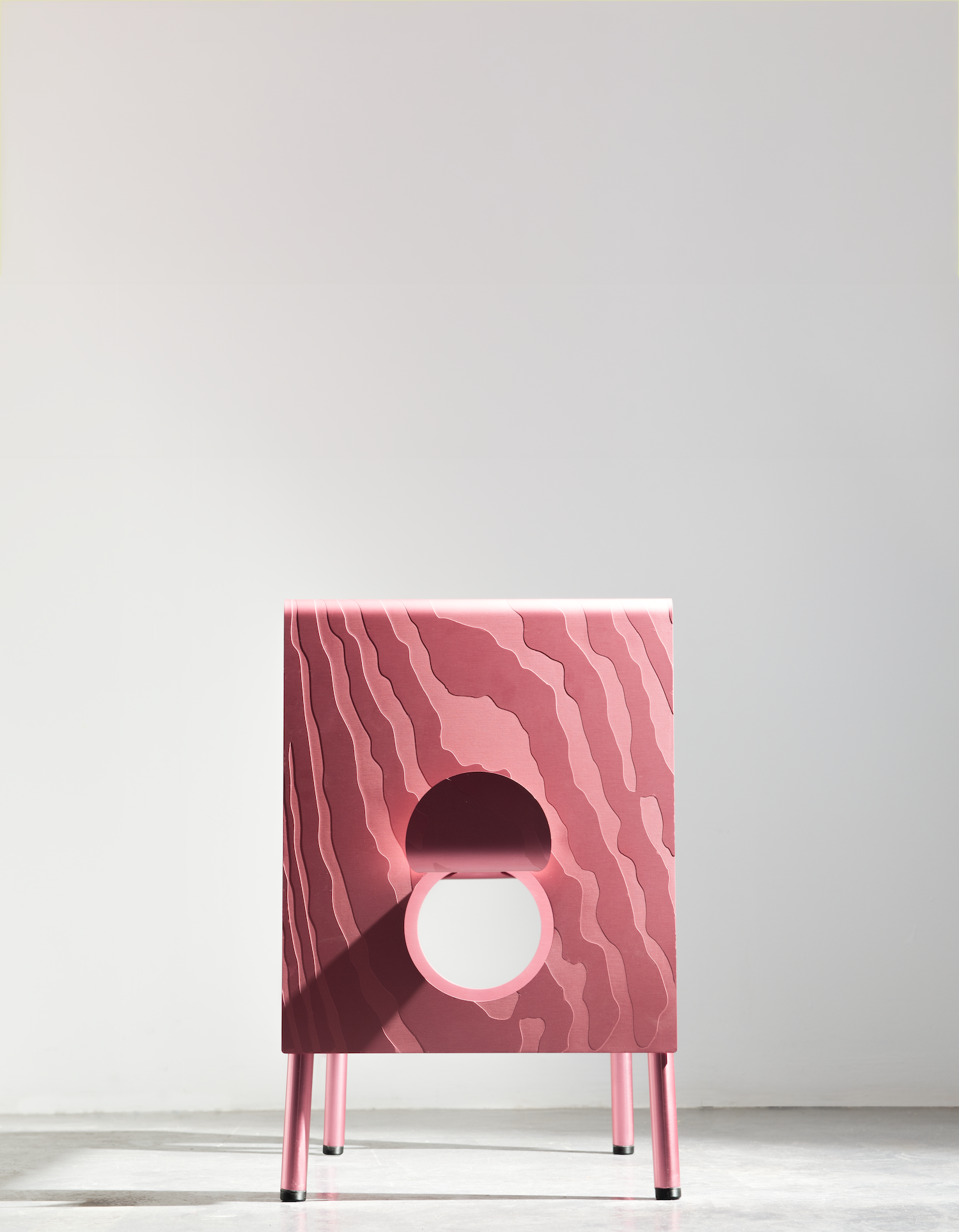 Coquette Stool : quand le moiré textile se grave dans l’aluminium Coquette Stool : quand le moiré textile se grave dans l’aluminium